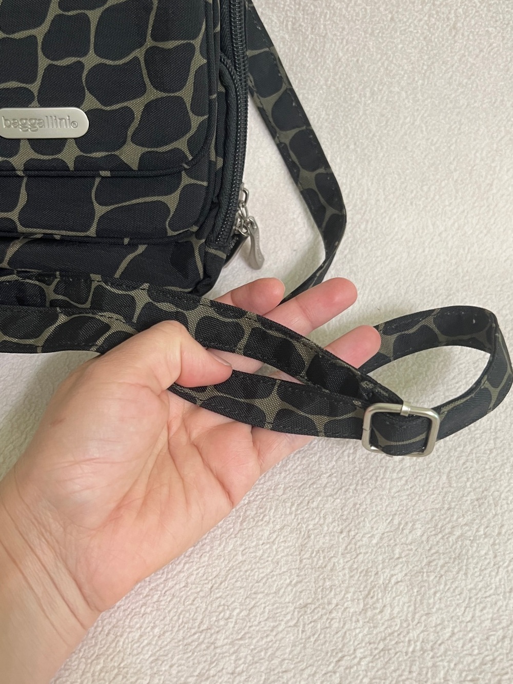 Baggallini Black Giraffe Print Crossbody Bag Small Water Resistant - Picture 12 of 16